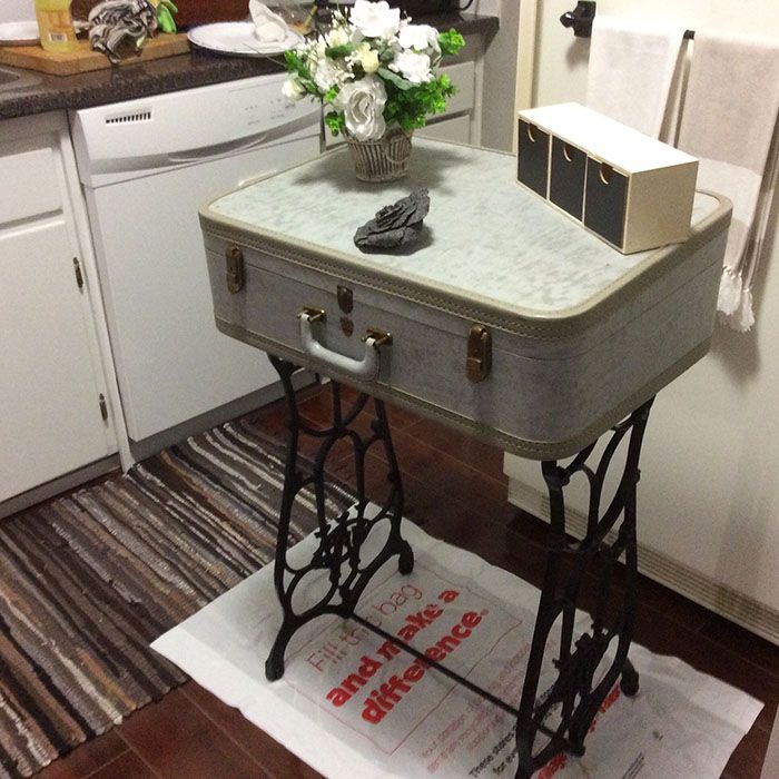 Se você colocar nele as pernas da velha máquina de costura Singer, você terá apenas um banquete para os olhos