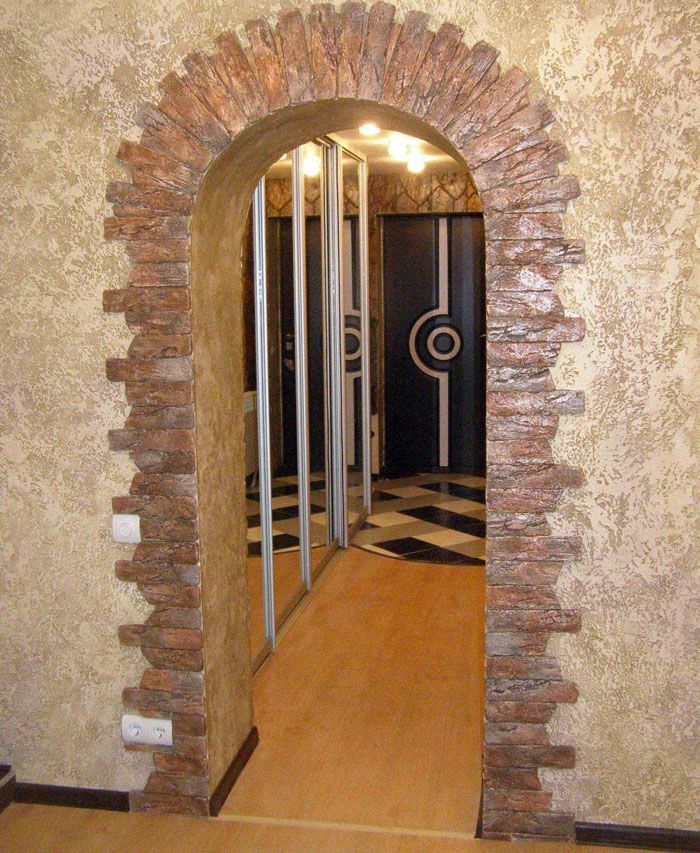 Рамките на арки под формата на каменен свод задават специален тон за стаята