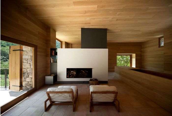 Cette photo du salon démontre les bienfaits du bois naturel à l'intérieur. Un tel matériau convient tout à fait au design moderne.