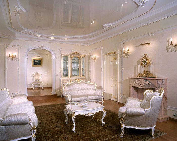 Праскова, сметана или синьо се съчетават със злато