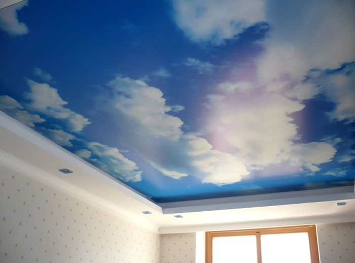 Мнозина обичаха гледката към небето отгоре. Ако изберете подходящ интериор за такова покритие, тогава защо не?