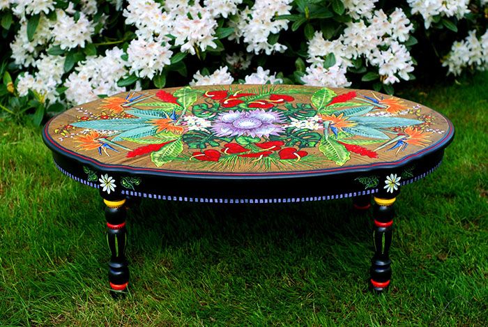 A aplicação de tintas acrílicas torna a mesa especial