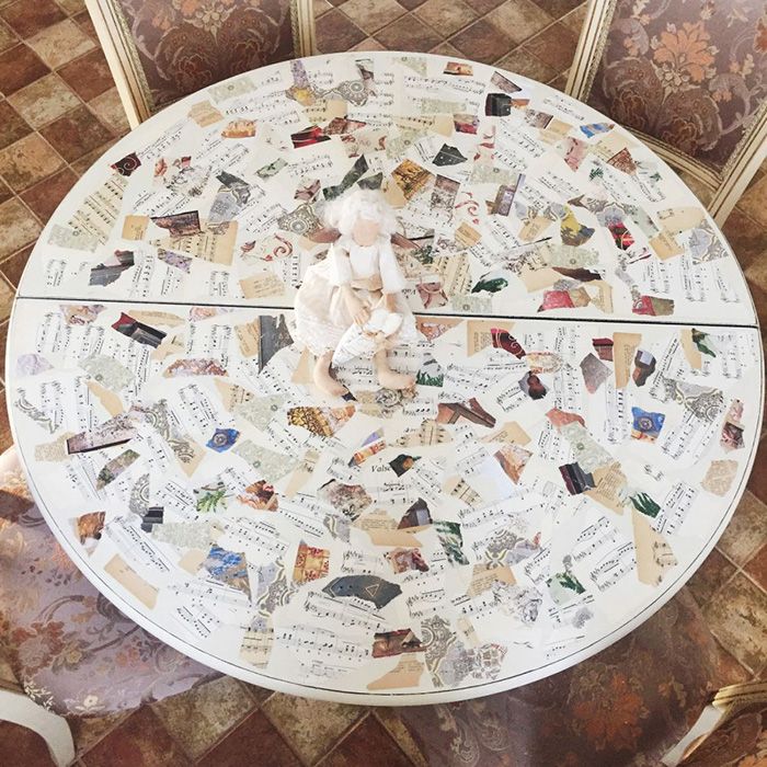 Rasgando papel de revista ou anotações em pedaços e misturando-os aleatoriamente, você pode criar um mosaico sofisticado