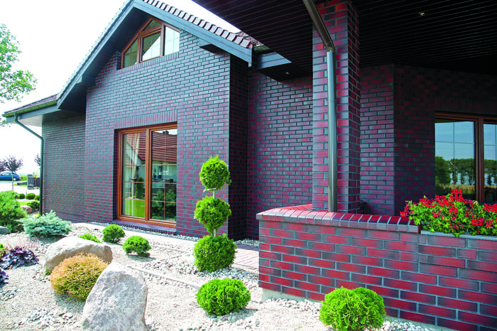 Основното предимство на материала е неговата висока якост: продуктът не се страхува от атмосферни условия или химически добавки