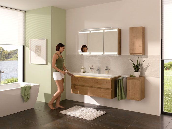 Đẹp, tiện nghi, trang trí: gương chiếu sáng và tủ trong phòng tắm
