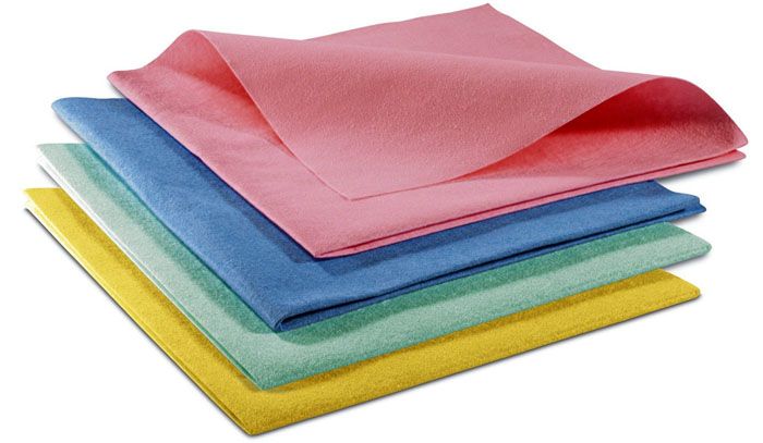 Πώς να πλένετε τις τεντωμένες οροφές χωρίς ραβδώσεις: μαλακά υφάσματα από μικροΐνες ή χαρτοπετσέτες θα είναι οι καλύτεροι βοηθοί σε αυτό το θέμα