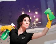 So waschen Sie glänzende Spanndecken ohne Streifen