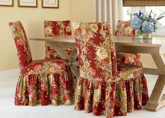 Trong trường hợp của những chiếc ghế, một chiếc áo choàng chủ yếu giải quyết vấn đề thẩm mỹ: chỉ trong vài phút, một căn phòng có thể dễ dàng biến đổi