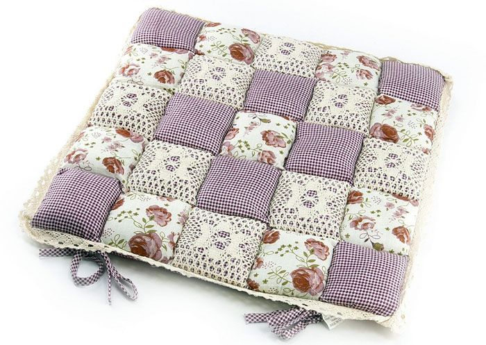 Có thể đạt được sự thoải mái tại nhà bằng kỹ thuật chắp vá. Những mảnh vải kết hợp như vậy trông rất dễ thương.