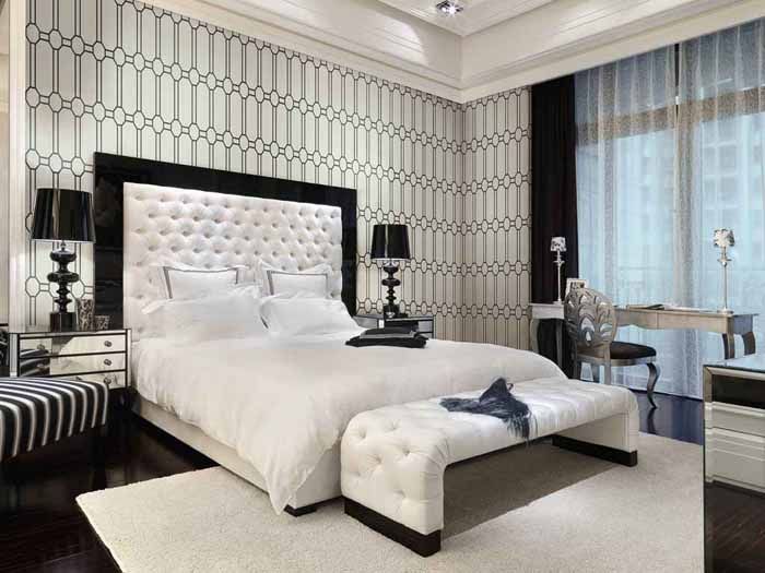 Un ornament complet necomplicat decorează camera cu demnitate