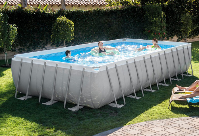 Pastikan kolam anda dilengkapi dengan alat penyedut dedaunan dari permukaan air, dan untuk membersihkan dasar kolam anda perlu mendapatkan pembersih vakum air