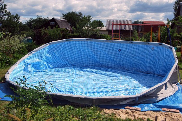 Perkara penting lain - sebelum memasang kolam, pastikan membersihkan kawasan tersebut