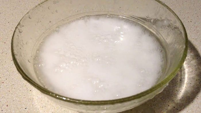 Soda does not dissolve in water, but is applied in the form of a liquid slurry directly to a wet sponge