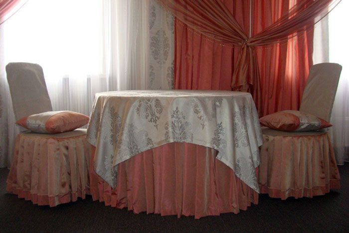 Không nhất thiết phải có những mô hình như vậy cho kỳ nghỉ - phòng khách vào các ngày trong tuần với những tấm bìa như vậy sẽ trông tuyệt vời