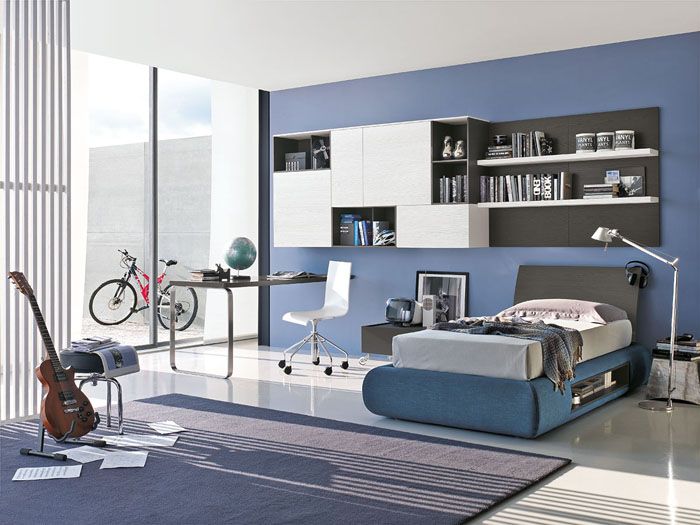 La disposition supérieure des armoires et des étagères convient à un grand garçon