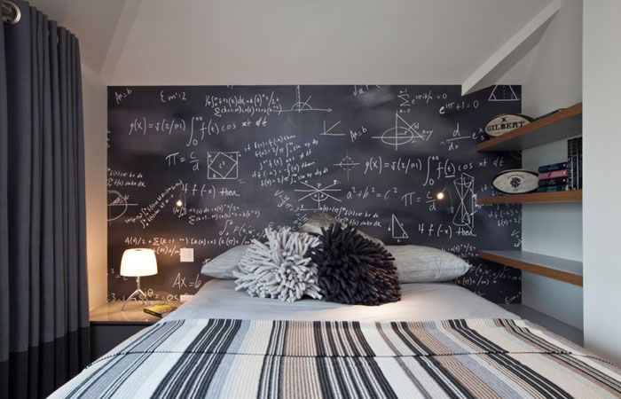 Une ardoise pleine paroi sert également de décoration et est d'un usage pratique.