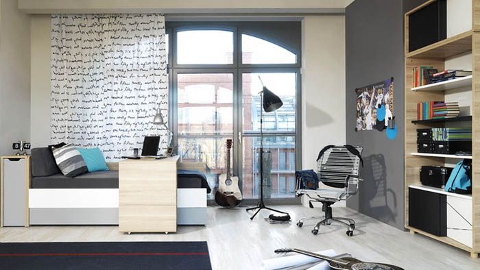 Le tissu textile avec une impression graphique originale est un élément décoratif indépendant. Un lampadaire ressemblant à un soffite donnera au jeune guitariste l'impression d'être sur scène