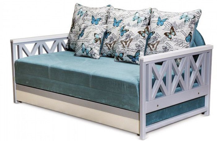 Wooden sides add some rustic simplicity to the style