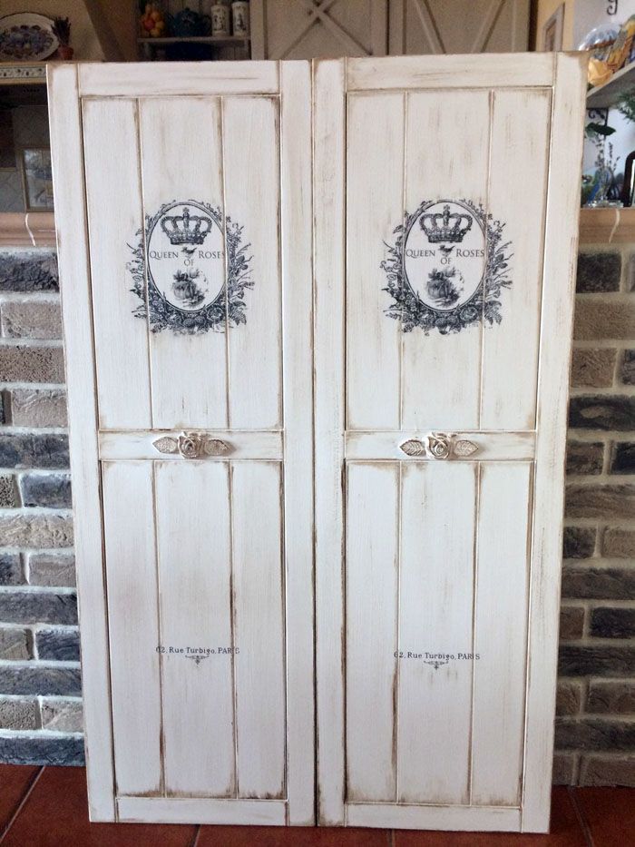 Double doors are the classic option. Exterior decor plays a leading role here