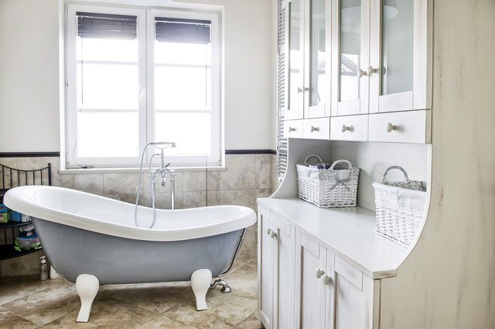 The abundance of white does not make the bathroom look like a hospital, but adds comfort.