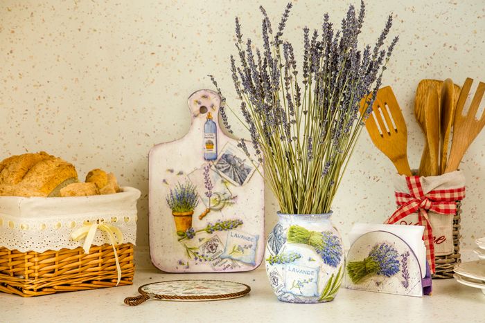 Dried lavender bouquets look great next to cutting boards. This kitchen will always smell good.