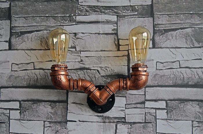 Il metallo è combinato con mattoni, cemento e pietra