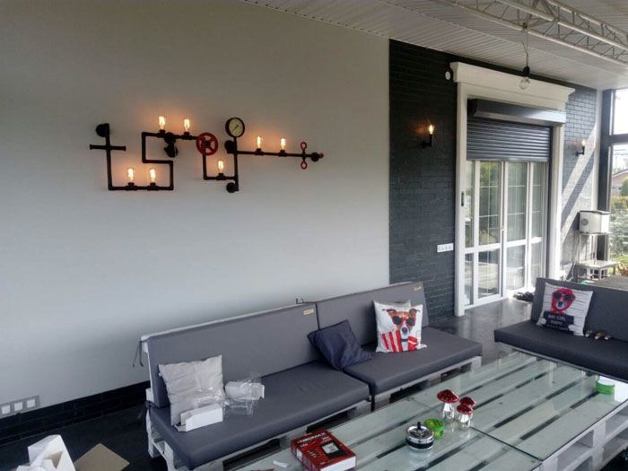 Non è la raffinata decorazione che qui si addice, ma l'originalità dell'intera struttura. Ci sono molte lampadine, ma la luce non è ancora intensa diretta, ma diffusa