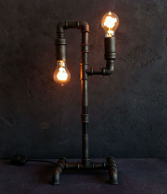 Due lampadine a luce soffusa scoperte si sono abituate all'interno, completando l'immagine del loft