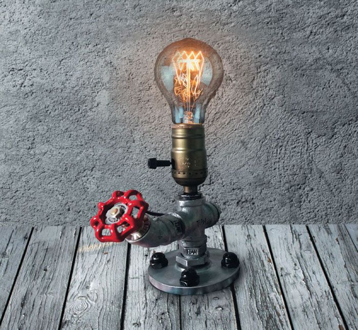 Tubi metallici, valvole, tachimetri - materiale apparentemente di scarto, tuttavia, i progettisti sono riusciti a trovarne un utile utilizzo