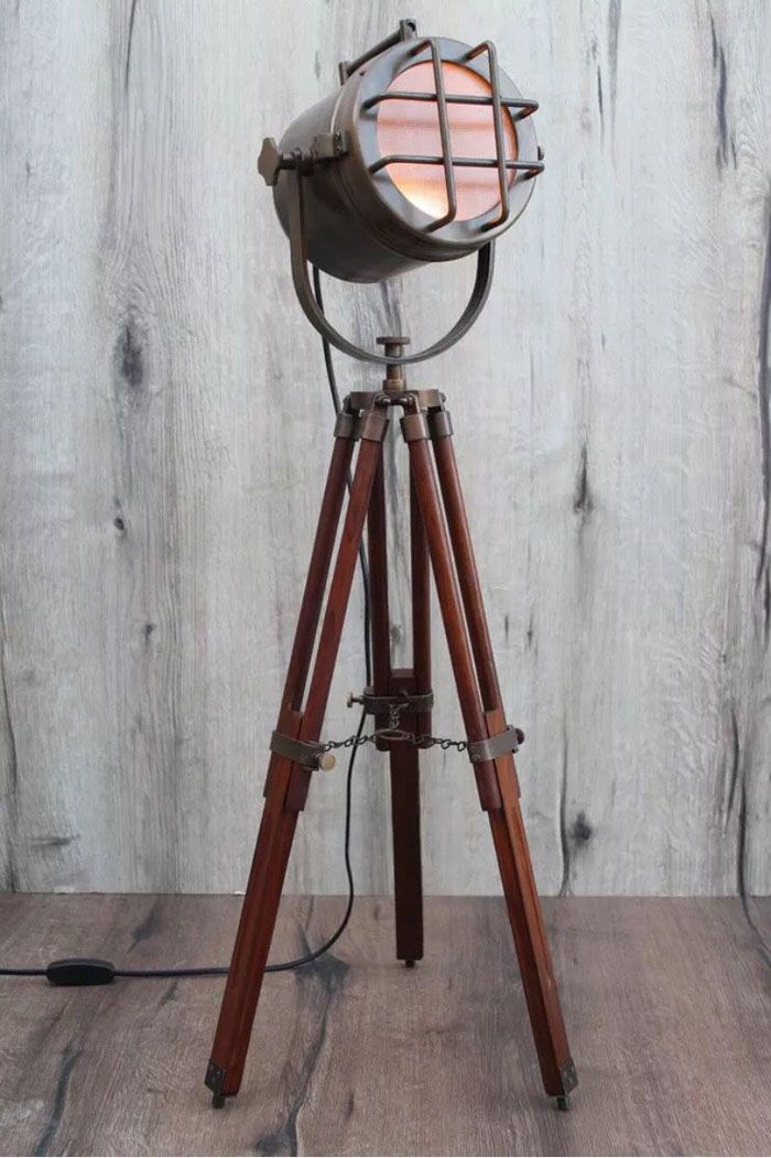 Inoltre, i faretti non forniscono luce intensa, diffondendosi attorno a un'illuminazione uniforme mirata a una parete, al pavimento o a un'area specifica