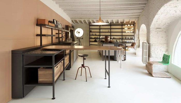 Il lampione non dà una luce molto brillante, nonostante le sue dimensioni, ma crea perfettamente l'atmosfera delle strade cittadine