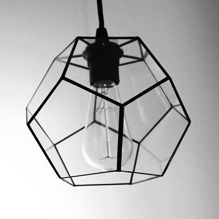 Le lampade a sospensione a soffitto in stile loft non sembrano luminose, piuttosto elegantemente semplici