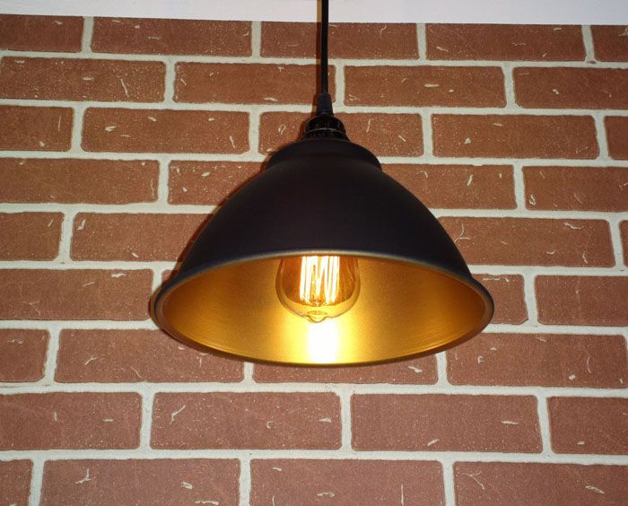 Un normale paralume in metallo non apparirà pomposo e brillerà agli occhi