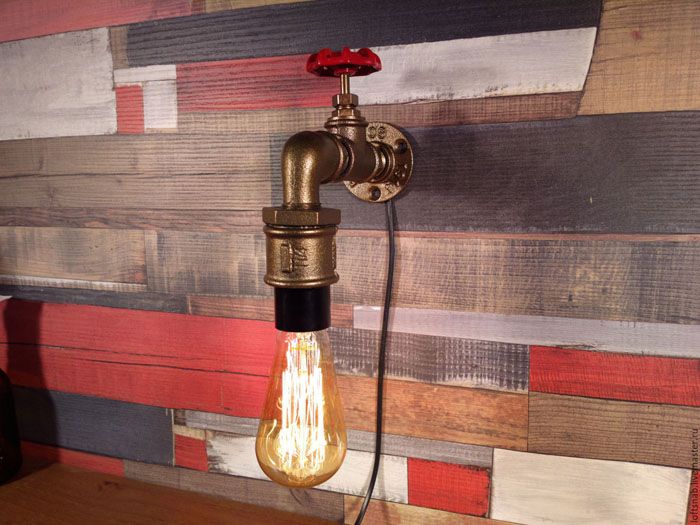 Un tubo dell'acqua che non produce una goccia d'acqua, ma una goccia di luce