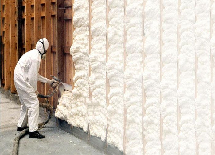 Application of polyurethane foam on the wall of a building to be insulated