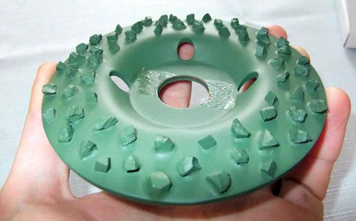 แผ่นดิสก์หยาบที่มีเศษแป้งติดกับพื้นผิว