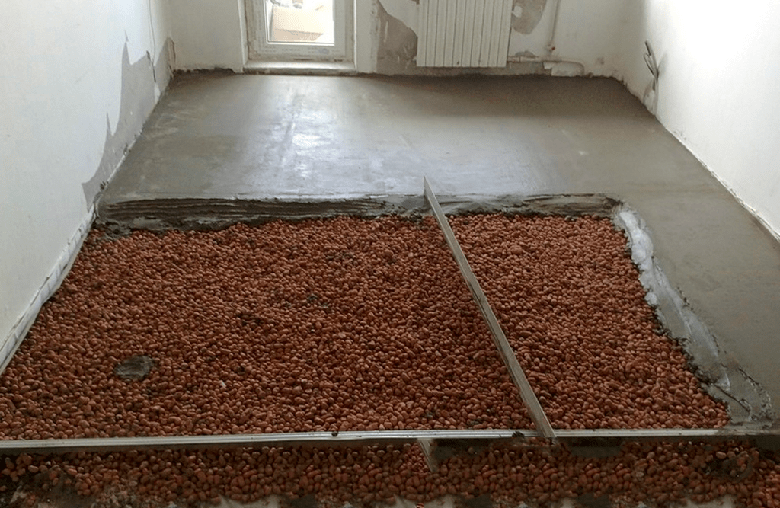 Making a concrete screed on the surface of expanded clay, which serves as a sound-insulating and heat-insulating material