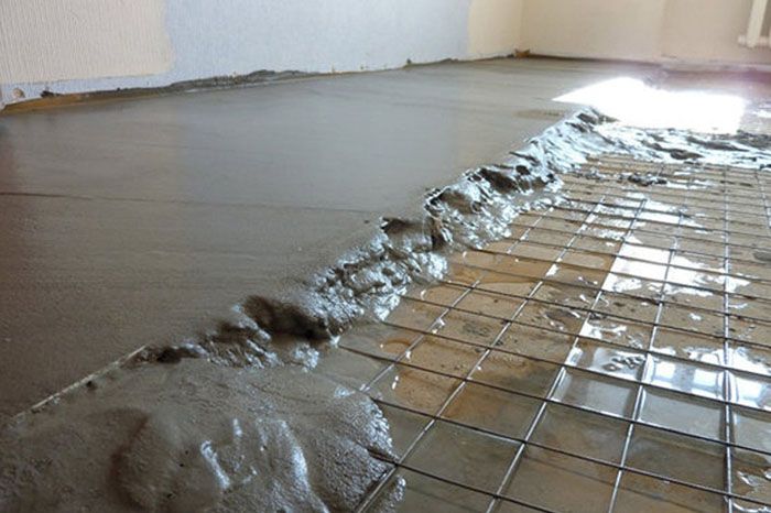Soundproofing device using a wet screed