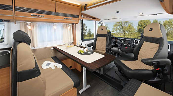 เบาะนั่งของคนขับและผู้โดยสารสามารถเปลี่ยนได้อย่างง่ายดายเพื่อใช้ในบ้านเคลื่อนที่ในช่วงจอดรถ