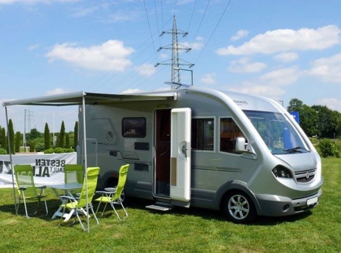 การออกแบบบ้านเคลื่อนที่สามารถจัดเตรียมอุปกรณ์เพิ่มเติมต่างๆเพื่อปรับปรุงส่วนที่เหลือเมื่อใช้งานได้ - ในกรณีนี้เป็นหลังคาที่ติดตั้งขณะจอดรถ