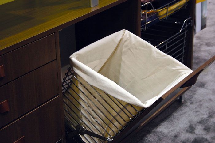 По правило тялото на сгъваемата вградена кошница е направено от метал, а самото то е изработено от траен материал от плат.