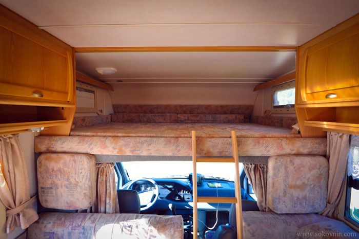 ท่าเทียบเรือเหนือห้องโดยสารของคนขับมีขนาดเล็ก แต่เนื่องจากการออกแบบนี้ทำให้ห้องอื่น ๆ มีประโยชน์มากขึ้น