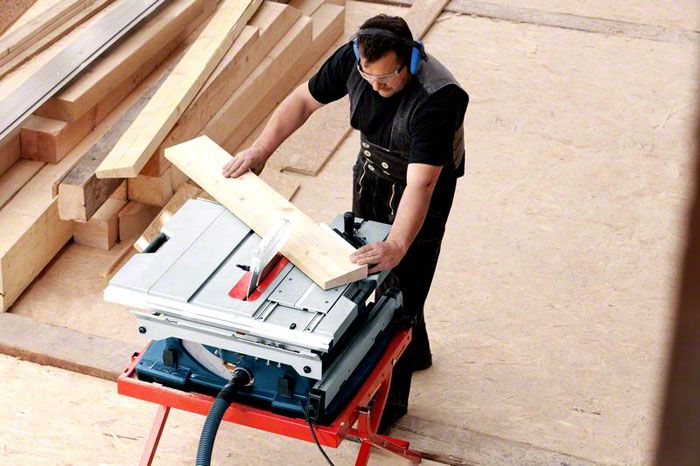 La comodità di lavorarci sopra e la sua mobilità dipendono dalle dimensioni della sega circolare.