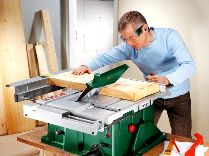 La macchina per la lavorazione del legno Bosch PTS 10 è piccola e molto funzionale