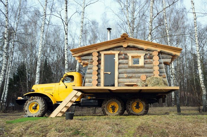 The bath, installed on a car platform or a platform trailer, is initially securely fixed in a horizontal plane