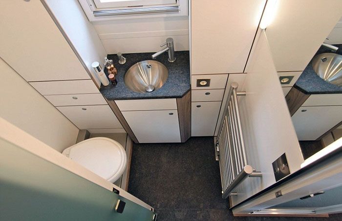 ห้องน้ำสามารถใช้ร่วมกับฝักบัวอาบน้ำหรือแยกเป็นสัดส่วนได้