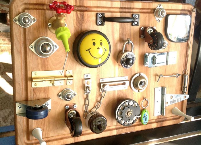 Момчетата са в екстаз с въртящи се кранове, колела, бутони, движещи се части, отварящи се врати