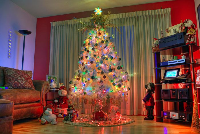 Tidak ada larangan penggunaan perhiasan dengan pelbagai warna. Dalam kes ini, pokok itu akan menjadi pemimpin ruang yang tidak diragukan lagi, dan tidak ada yang boleh mengganggu keindahan warnanya.