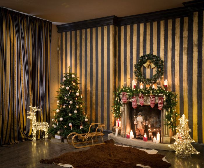 Agar tidak ada kesulitan ketika memilih warna Tahun Baru, anda boleh mengambil keputusan seperti itu: jika meter pangsapuri membenarkan ini, maka ruang yang terpisah dapat diperuntukkan untuk reka bentuk perayaan. Oleh itu, untuk membuat rombakan Tahun Baru, tetapi sementara