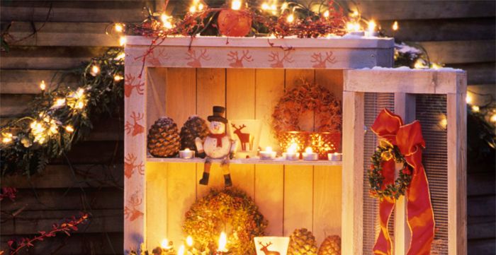 Kami mengeluarkan segala-galanya dari kabinet dan rak dan meletakkan manusia salji, kerucut, bola Krismas di sana, memutar semuanya dengan garland yang bersinar